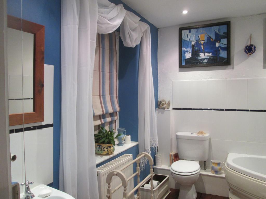 One Castle Street Bed And Breakfast Бейкуел Екстериор снимка