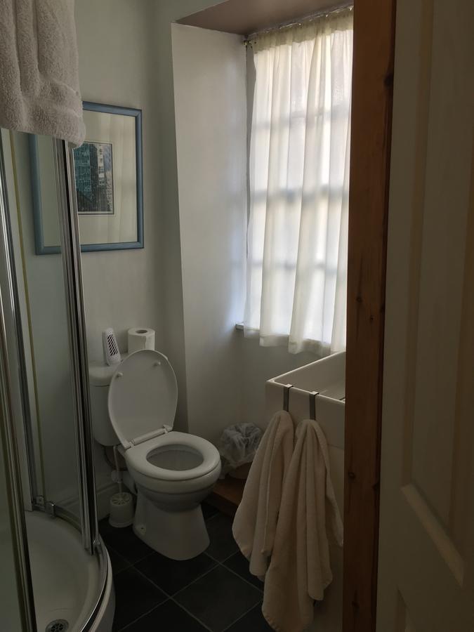 One Castle Street Bed And Breakfast Бейкуел Екстериор снимка