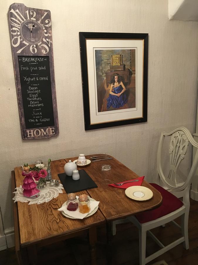 One Castle Street Bed And Breakfast Бейкуел Екстериор снимка