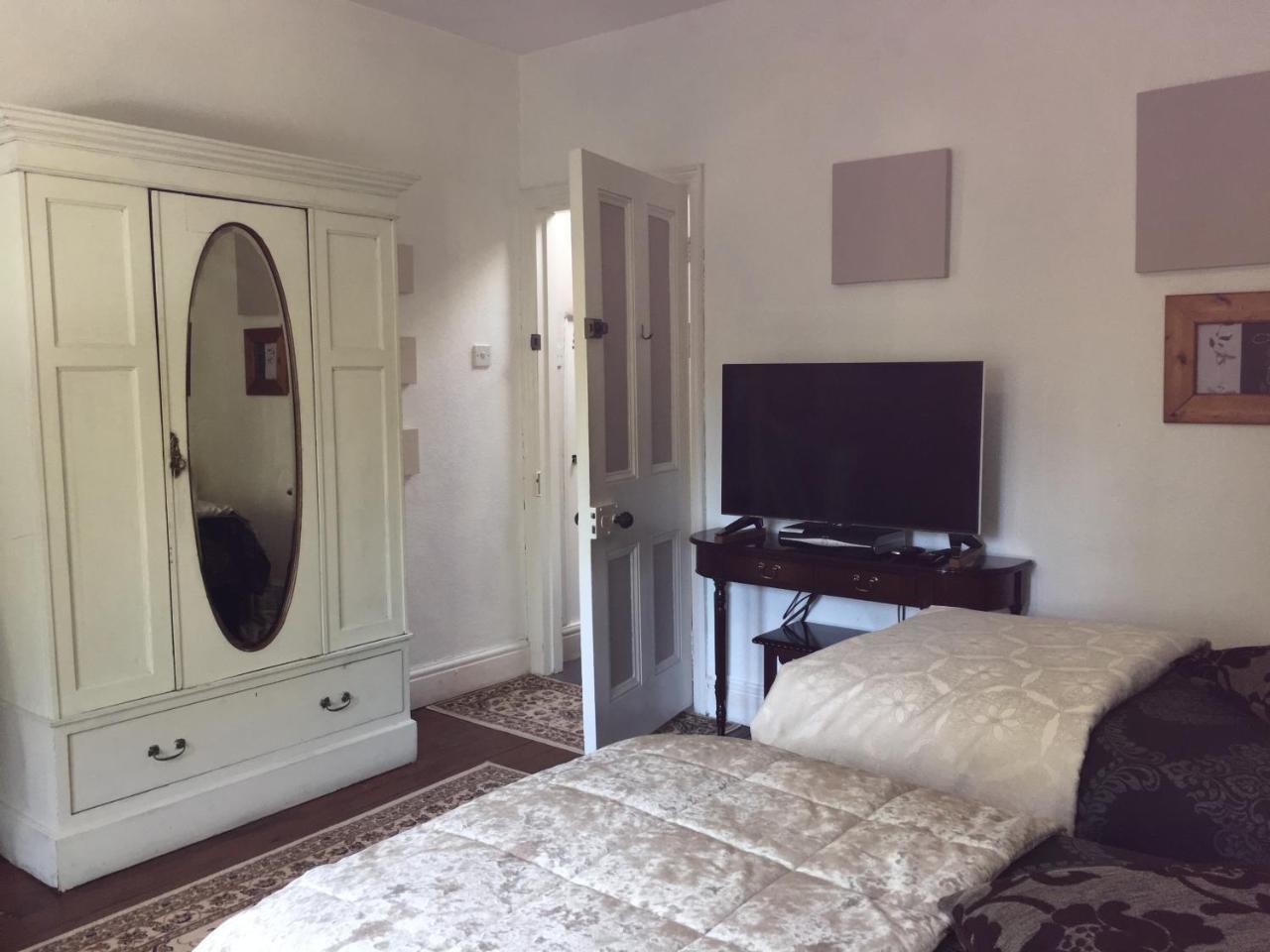 One Castle Street Bed And Breakfast Бейкуел Екстериор снимка